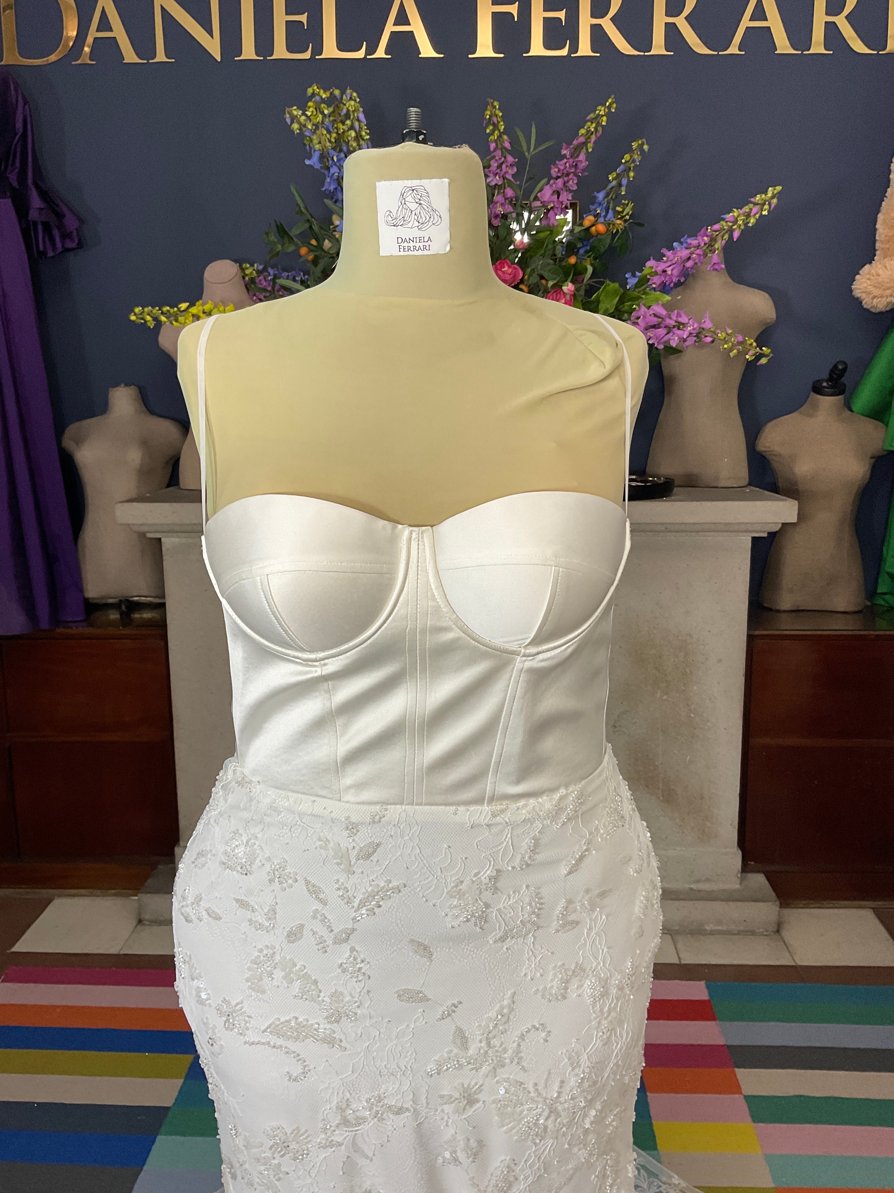 Tullia Clean Vestido de Novia Sirena con Corset Strapless y Encaje Floral con Cauda