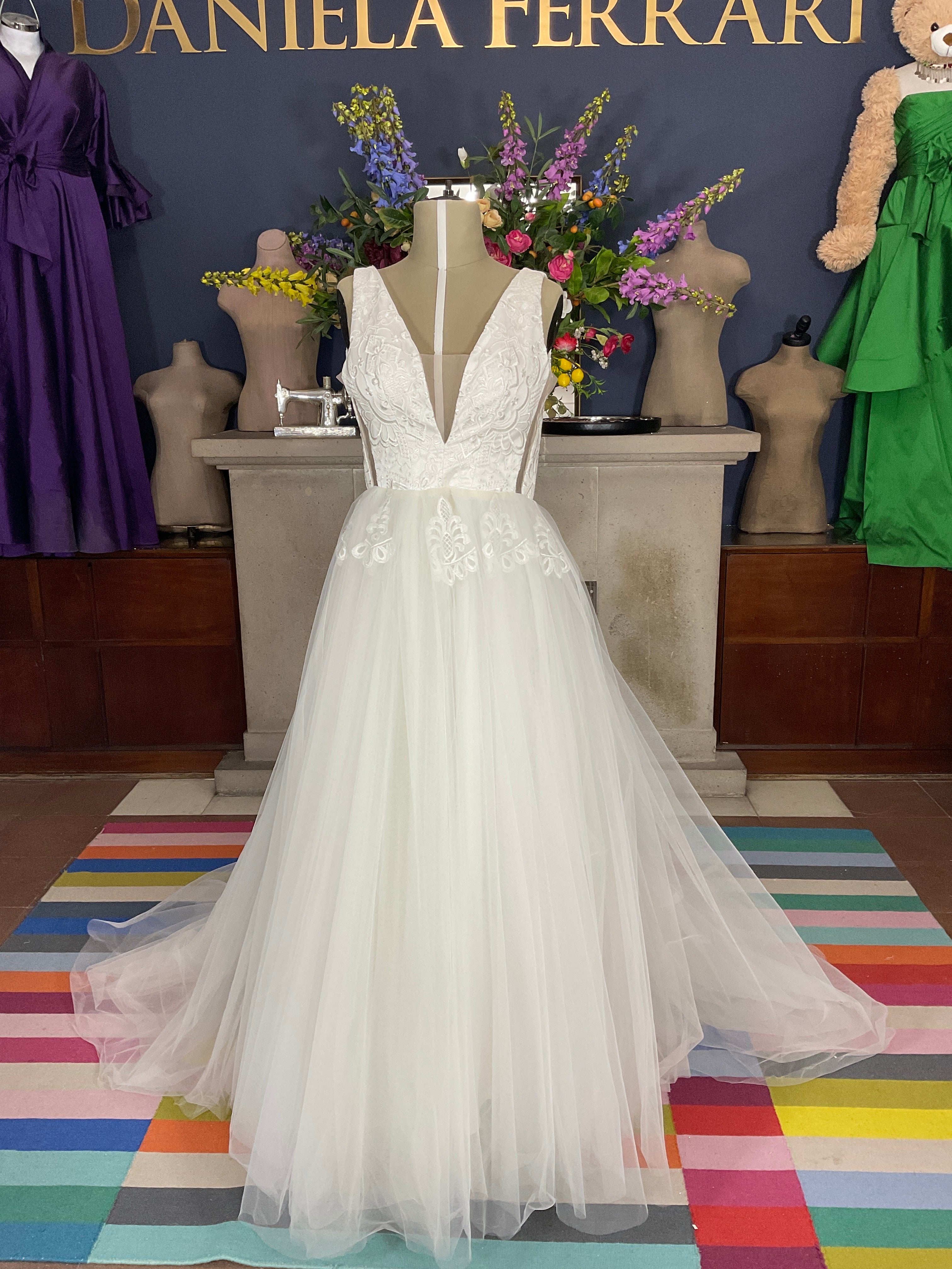 Sorella Vestido de novia Corte A en Tul con Escote Profundo y Espalda Abierta |