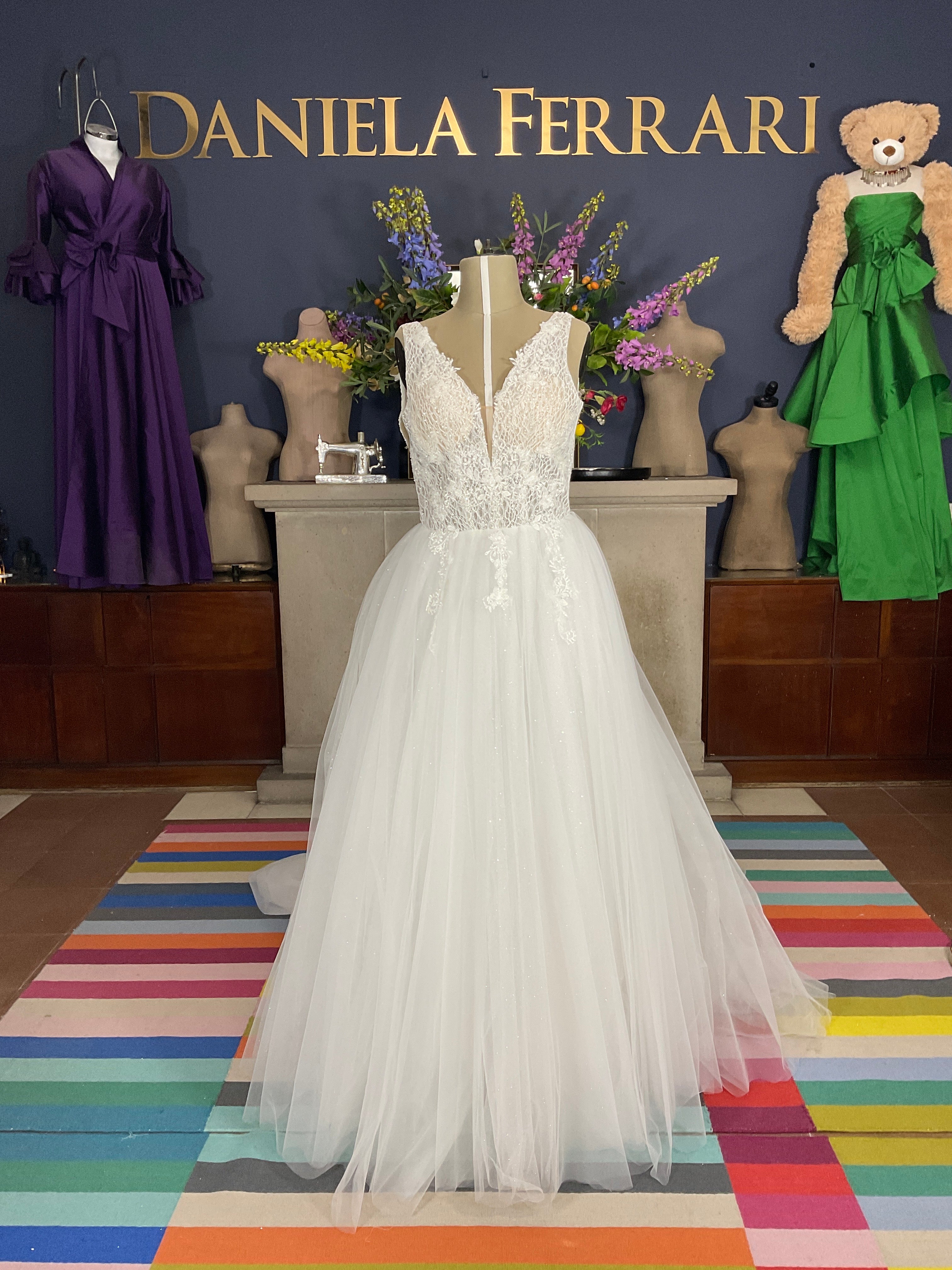 Zafira Veztido de Novia Corte A en Tul con Escote Profundo en V y Bordado Floral