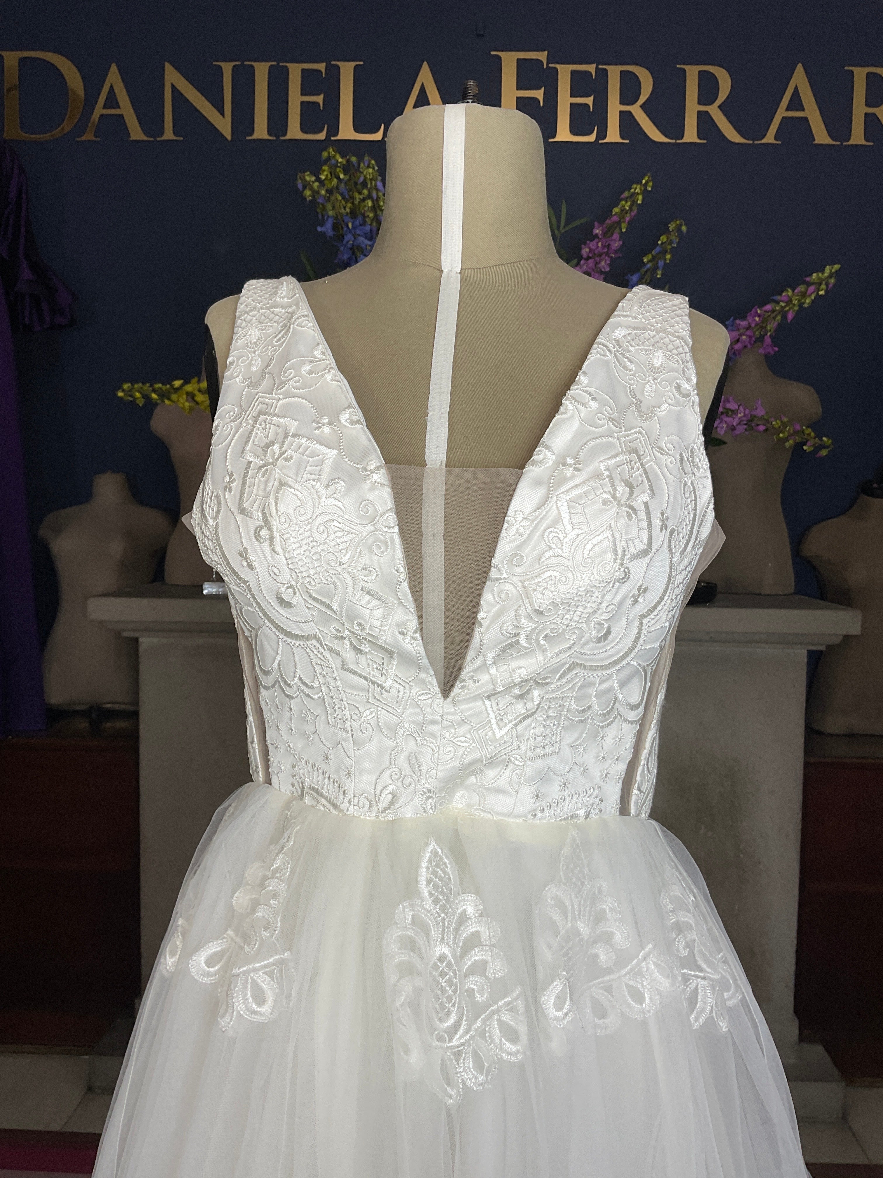 Sorella Vestido de novia Corte A en Tul con Escote Profundo y Espalda Abierta |