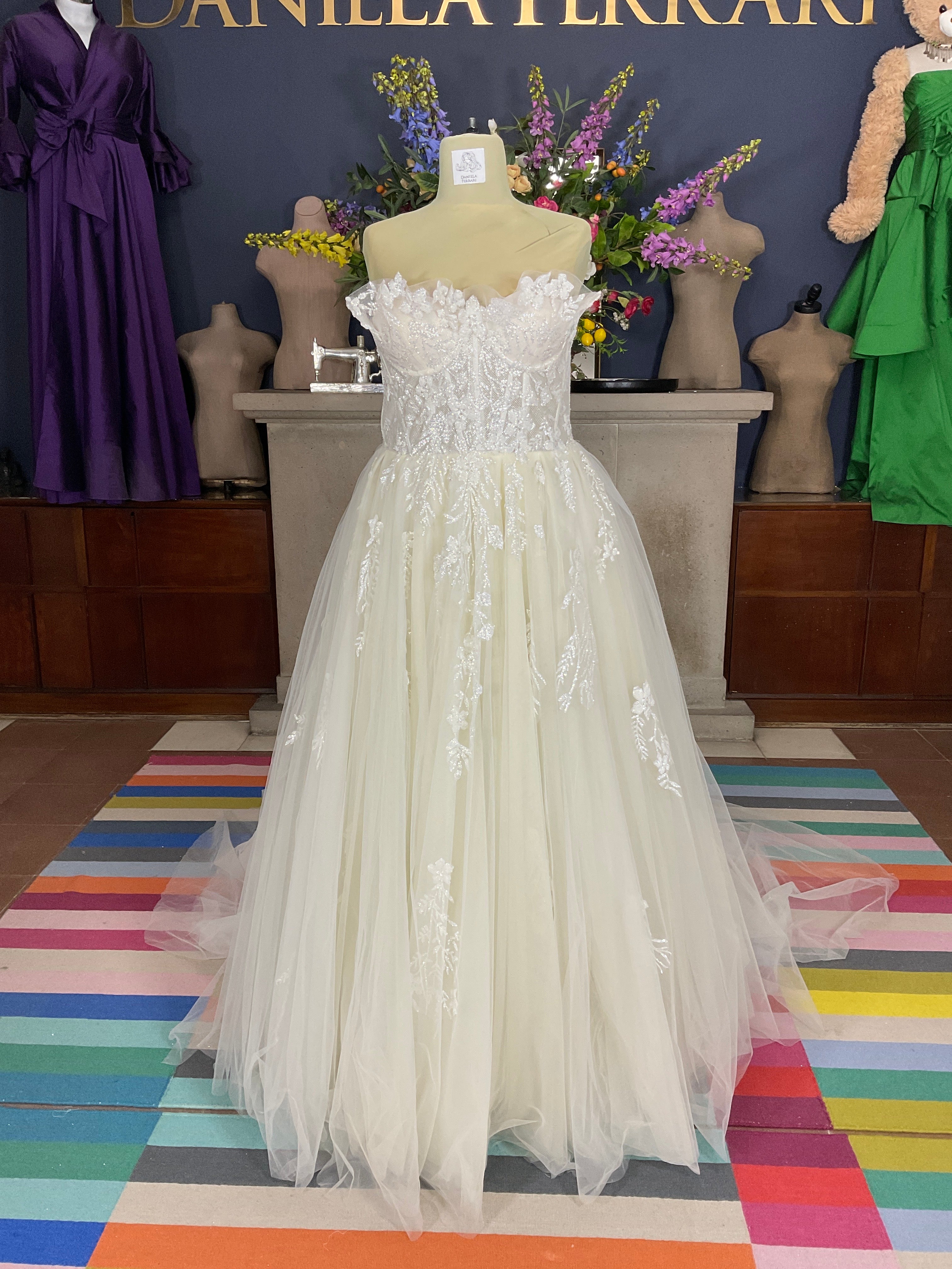 Violette  Vestido de Novia Corte A en Tul con Mangas Caídas y Bordado Floral