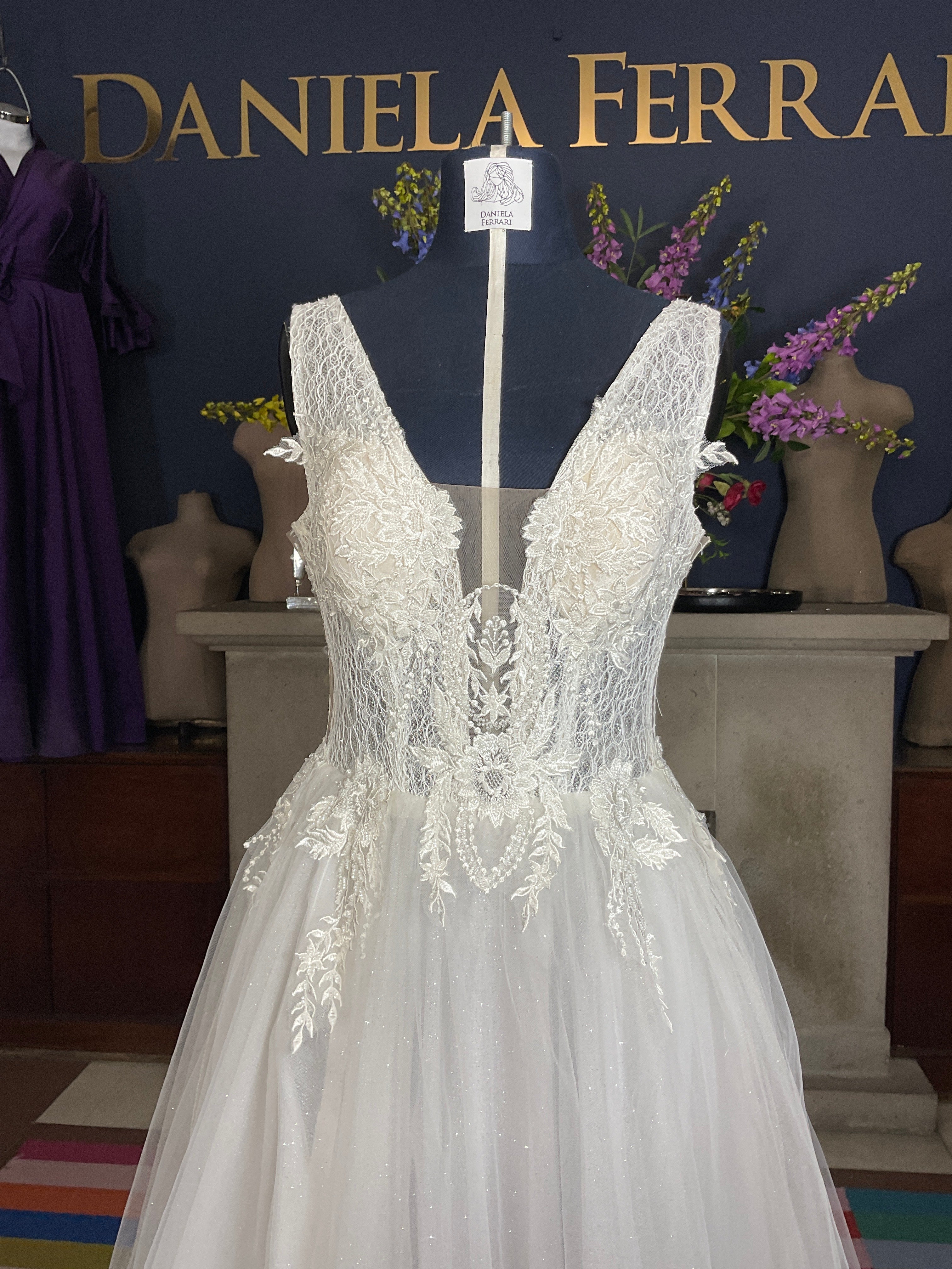 Winnona Vestido de Novia Corte A en Tul con Escote Profundo en V y Bordado Floral