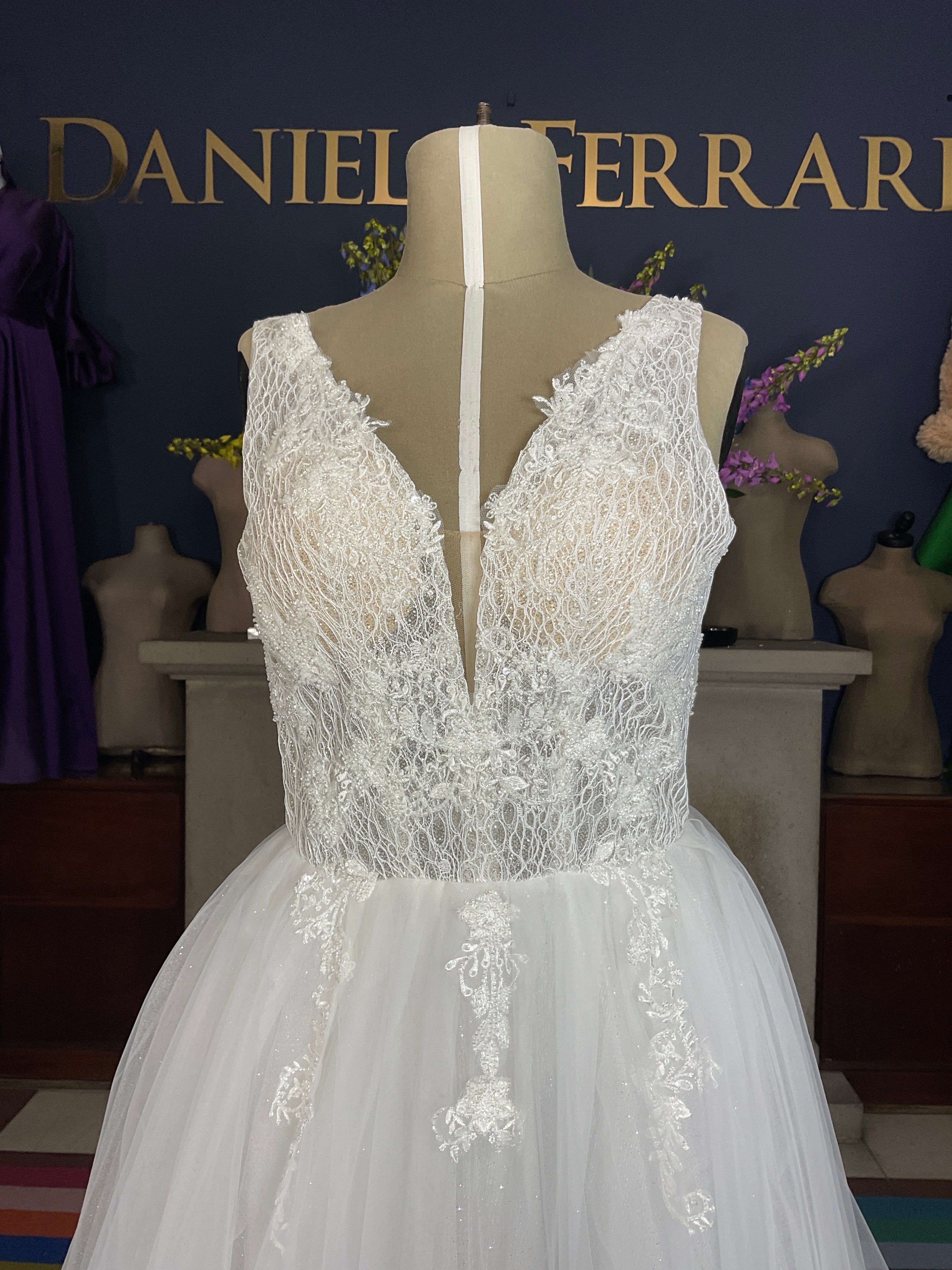 Zafira Veztido de Novia Corte A en Tul con Escote Profundo en V y Bordado Floral