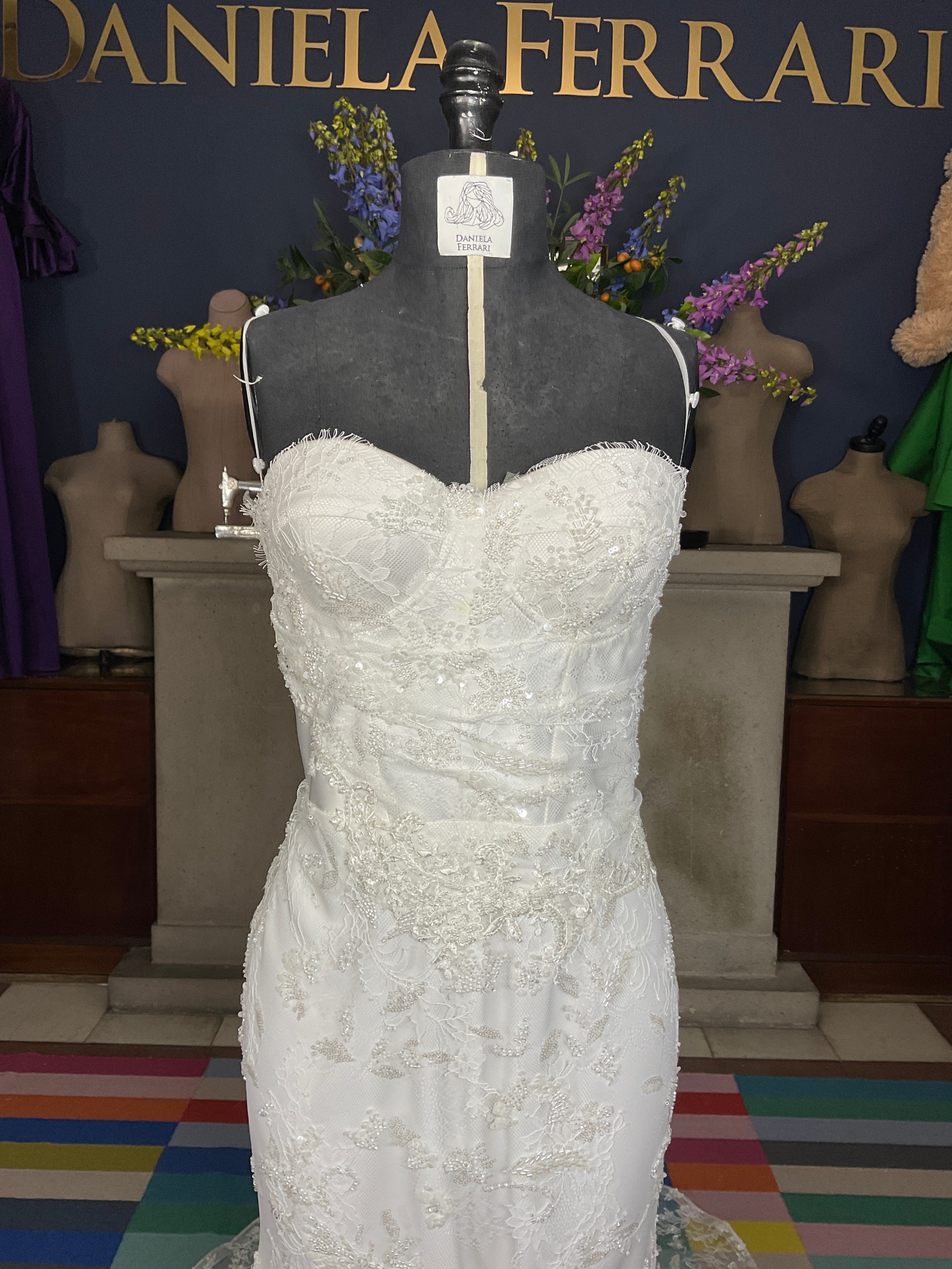 Tullía Vestido de novia Sirena en Encaje Completo con Escote Corazón y Cauda Bordada