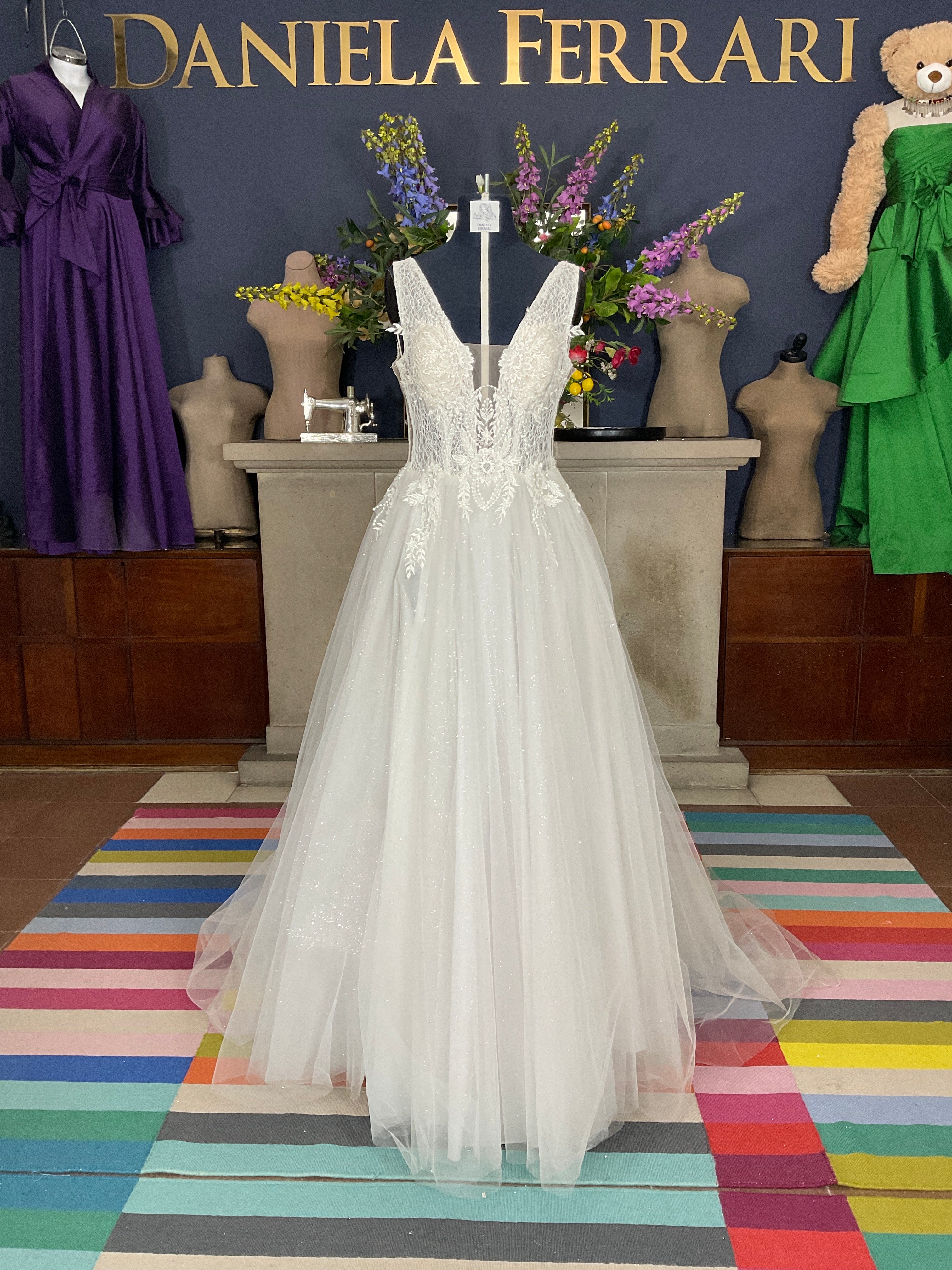 Winnona Vestido de Novia Corte A en Tul con Escote Profundo en V y Bordado Floral