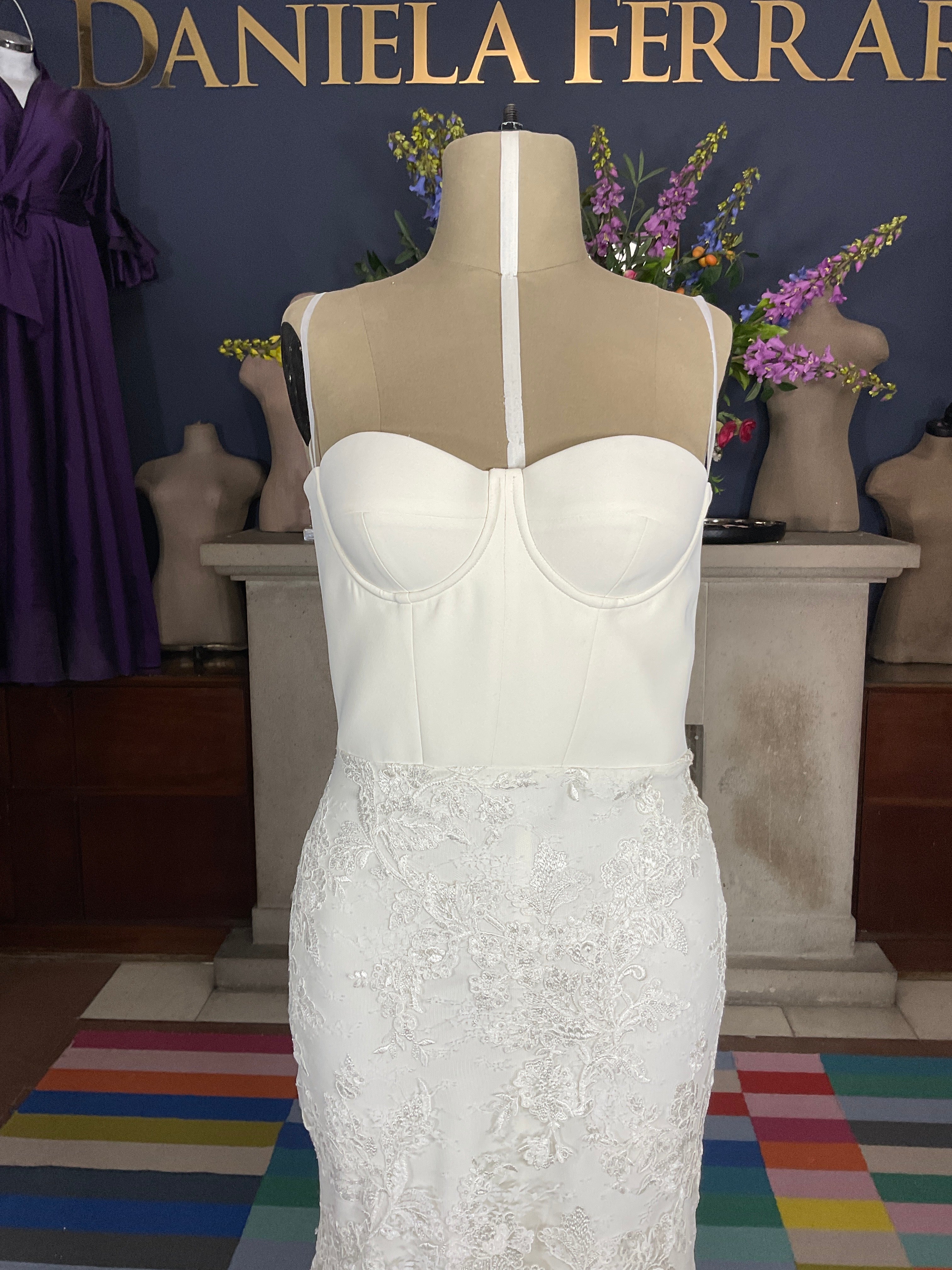 Ulanie Vestido de Novia Sirena en Encaje con Escote Strapless y Cauda Bordada