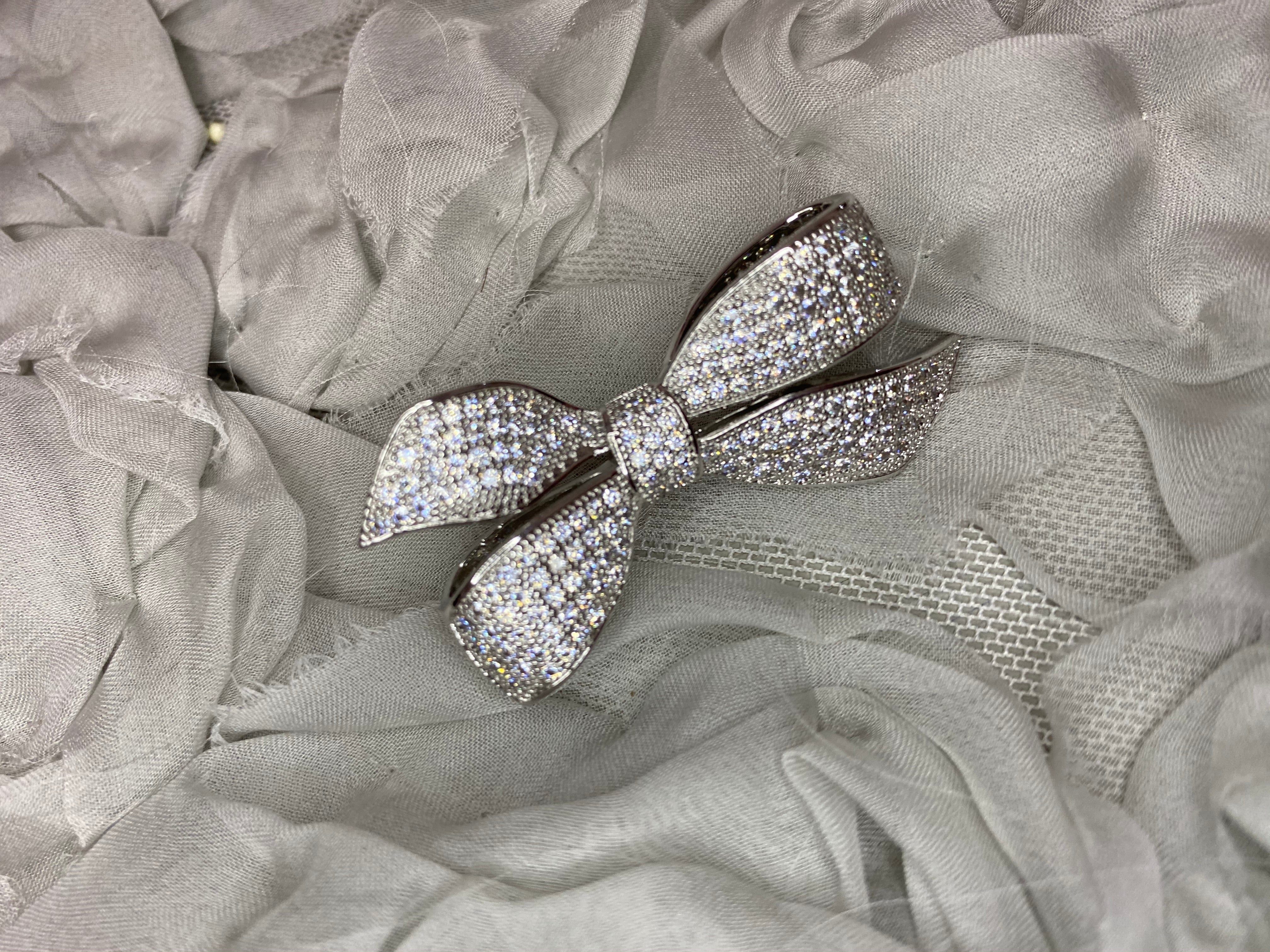 Broche moño plateado