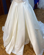 Falda tafetta abertura lateral con cauda larga