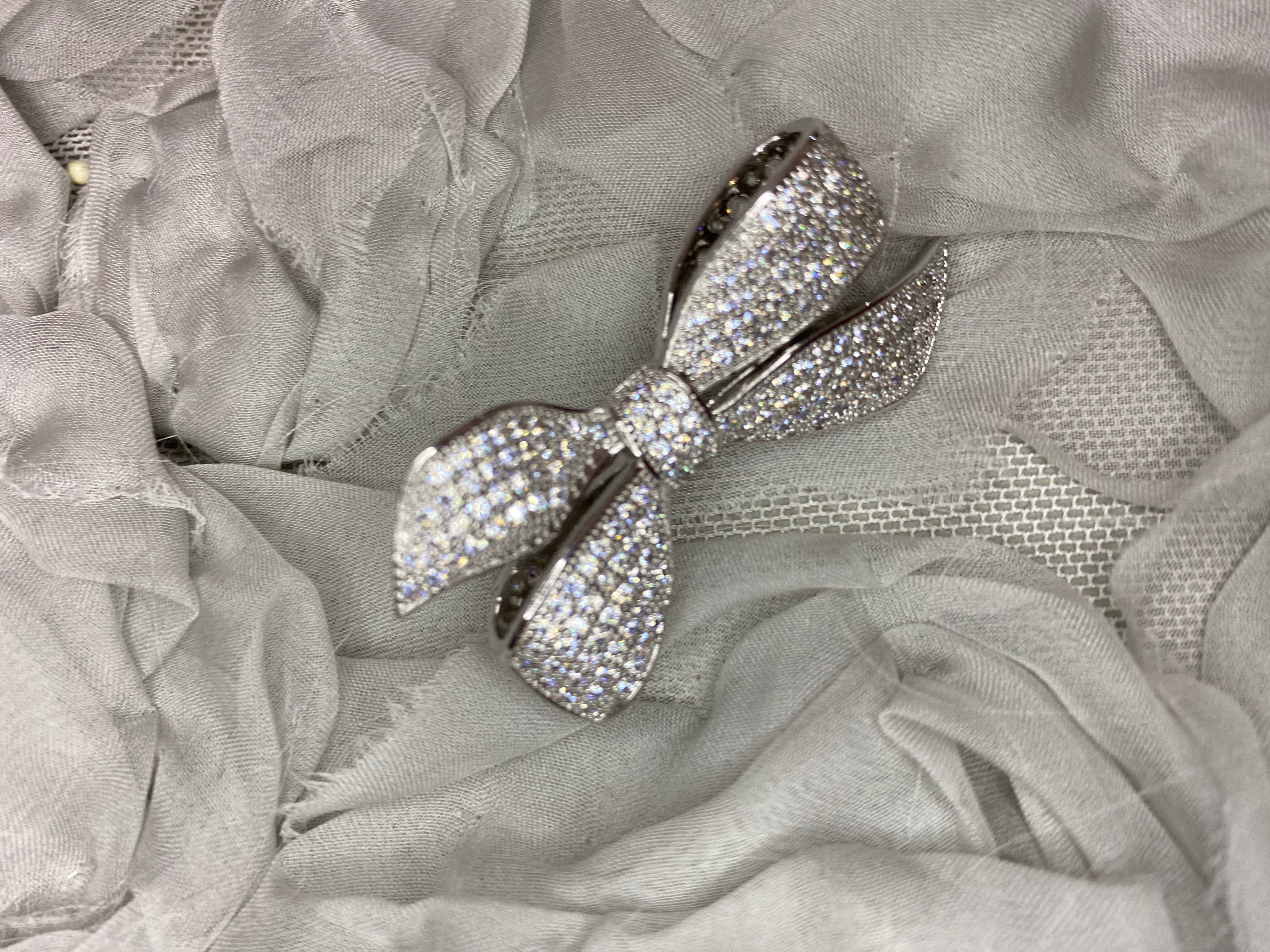 Broche moño plateado