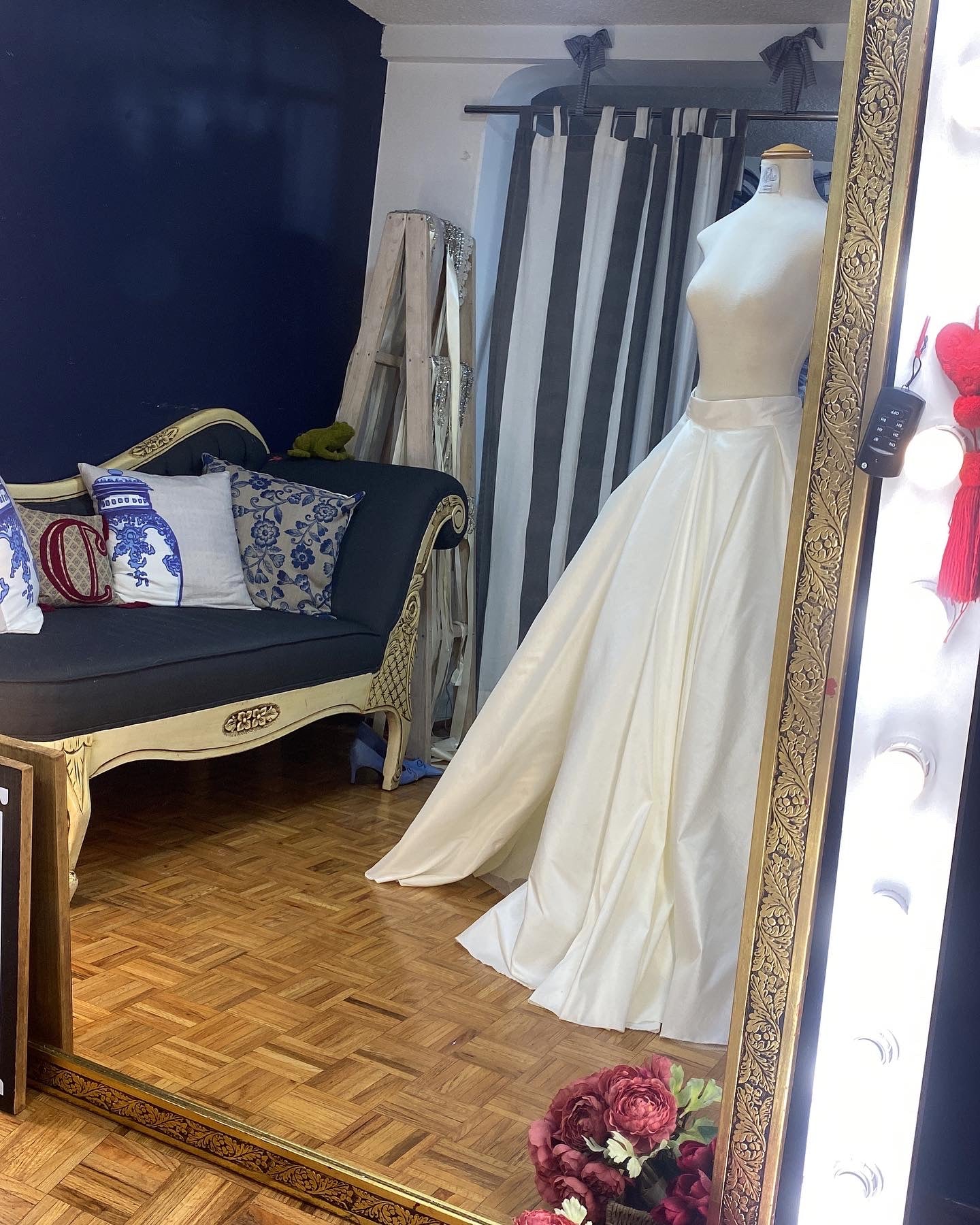 Falda tafetta abertura lateral con cauda larga