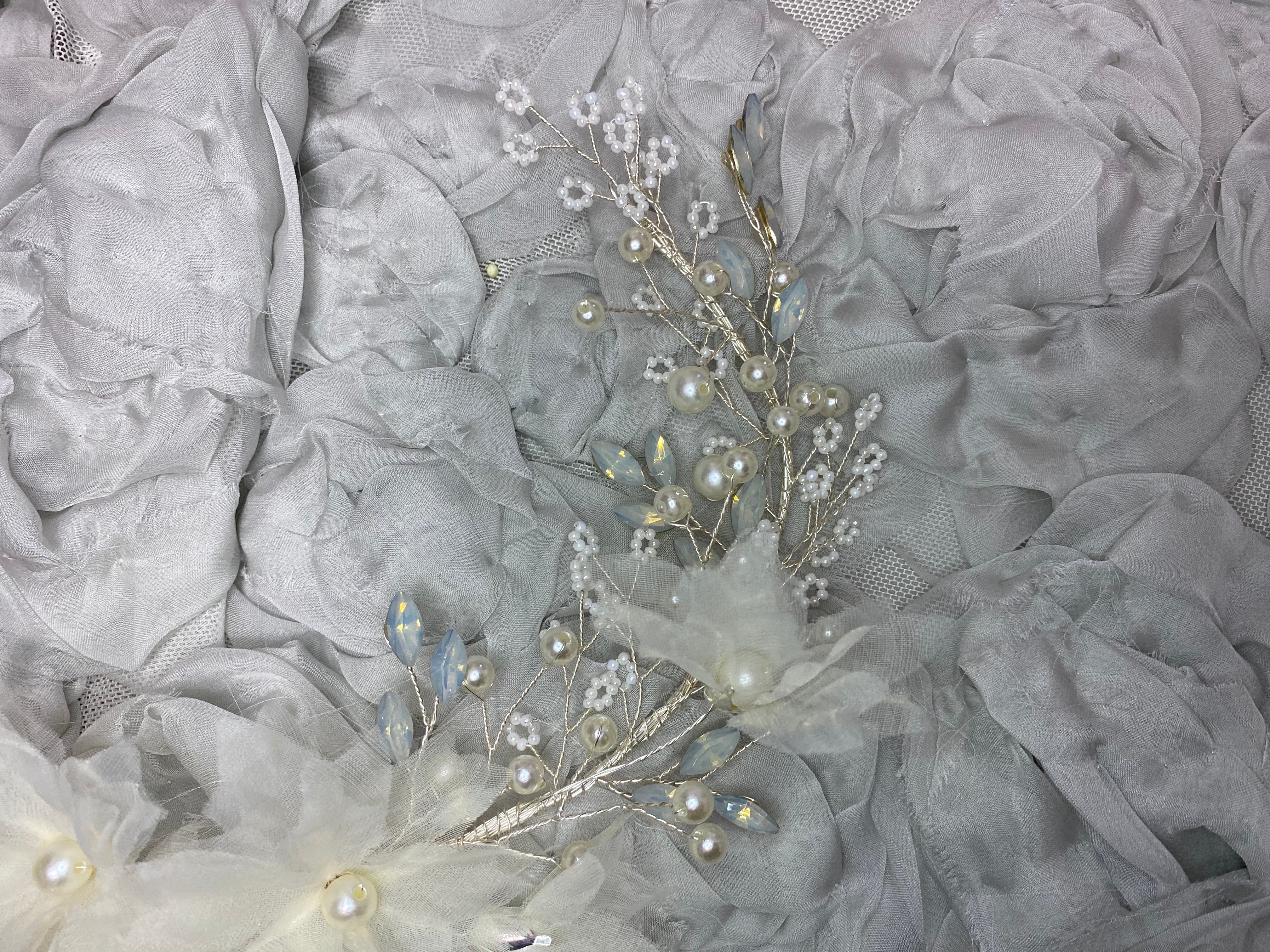 Halo flores tela  y perlitas Bettina