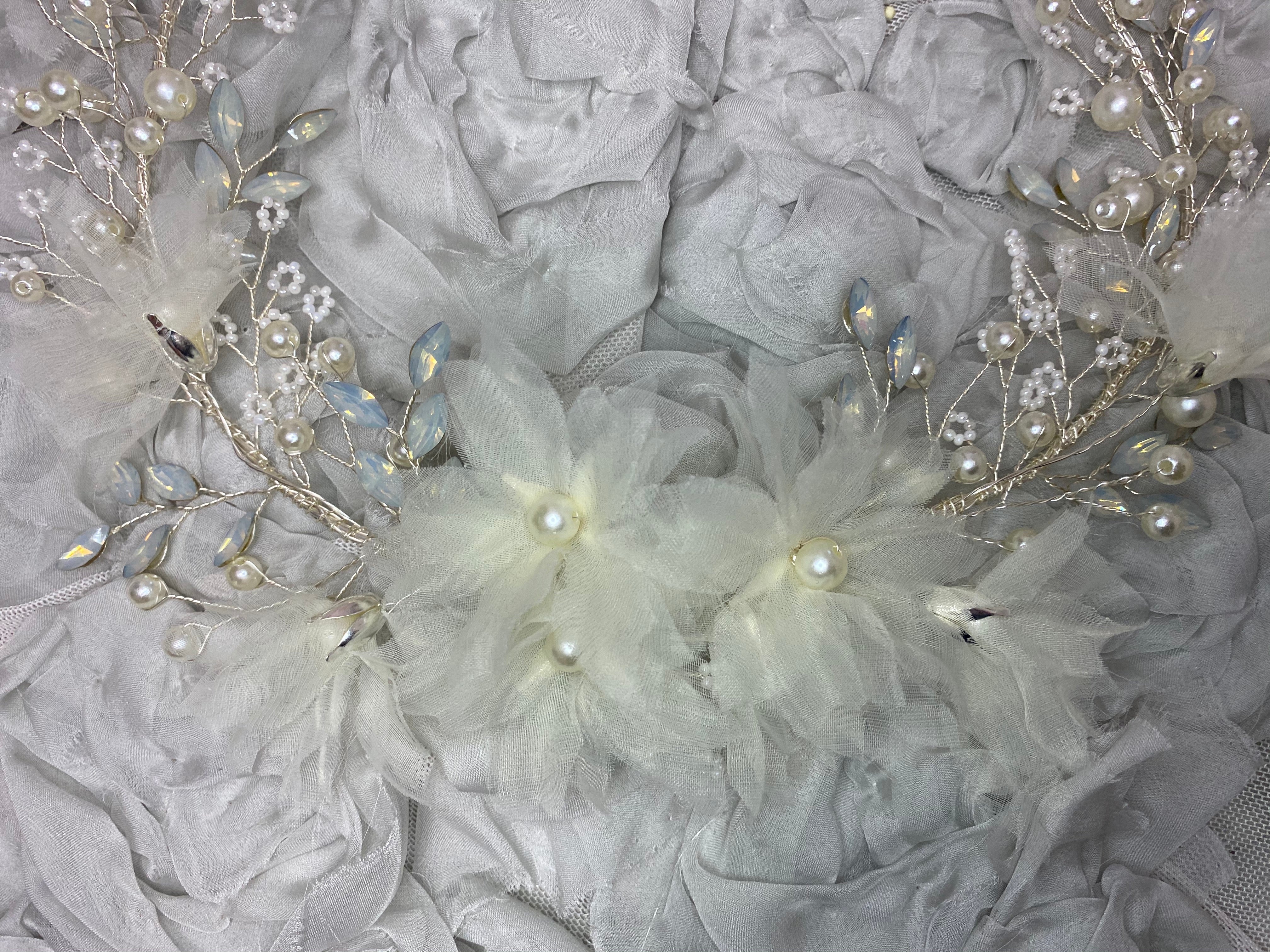 Halo flores tela  y perlitas Bettina