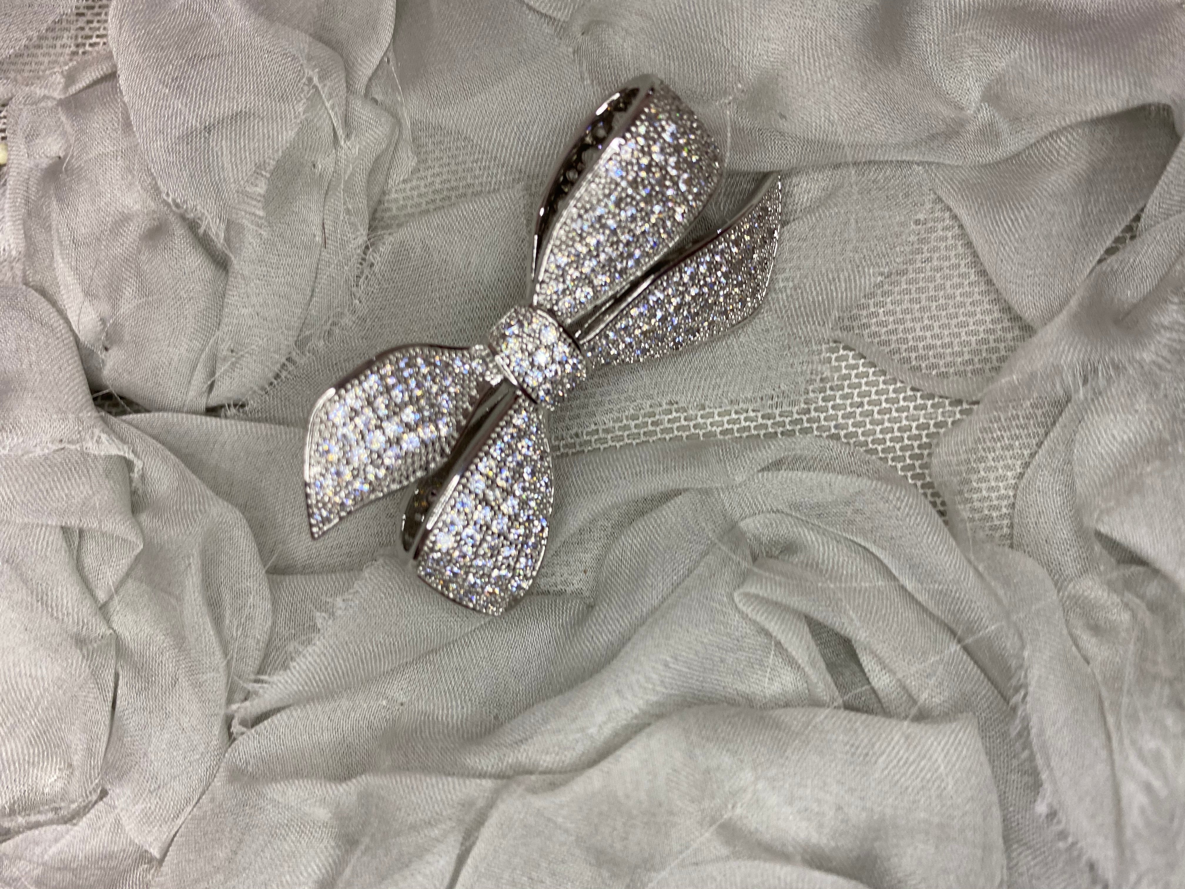 Broche moño plateado