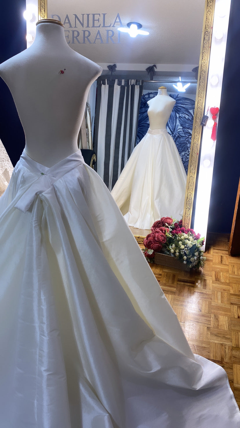 Falda tafetta abertura lateral con cauda larga