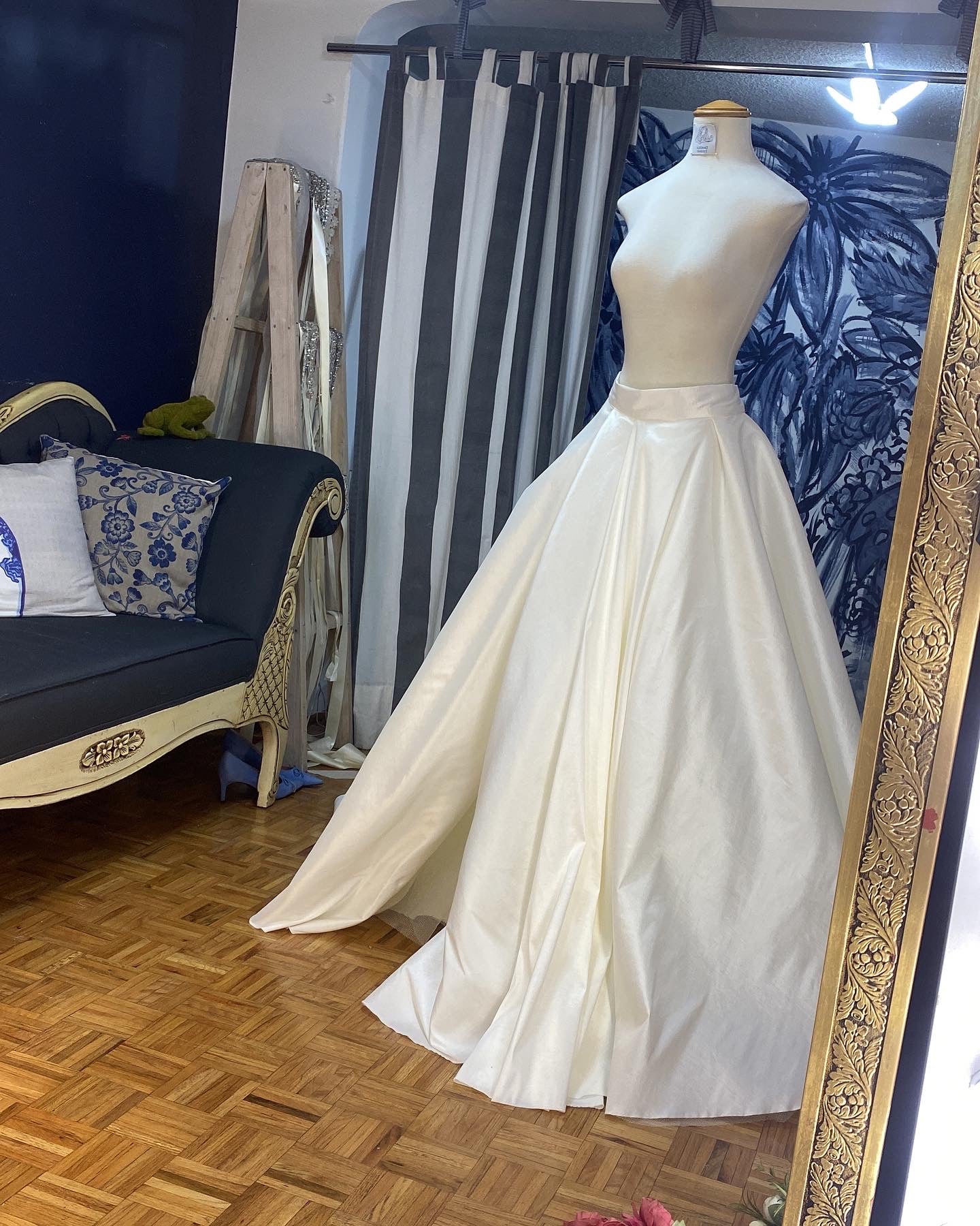 Falda tafetta abertura lateral con cauda larga