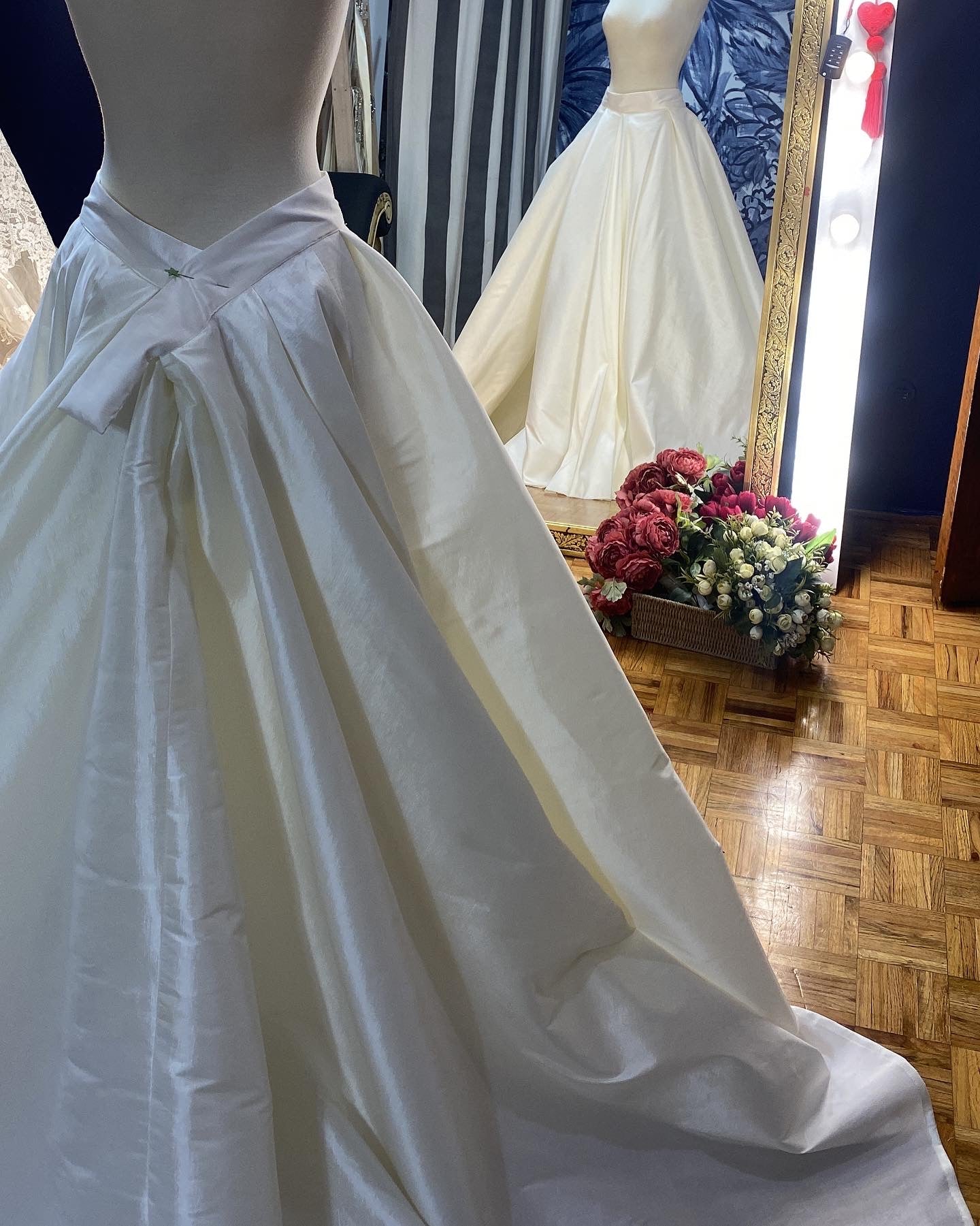 Falda tafetta abertura lateral con cauda larga